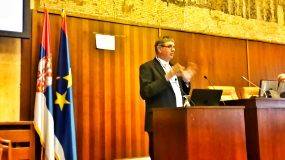 ECF秘书长Bernhard Ensink在骑自行车数据的主题演讲
