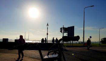 在都柏林的无车辆自行车共享计划中享受冬季阳光。