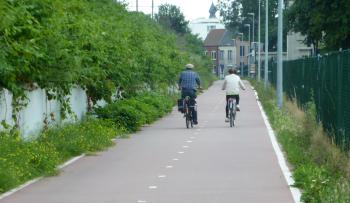 Cycle Highway F1进入铁路线的Mechelen