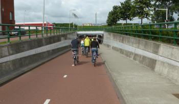 艾森豪威尔隧道位于奈梅亨北部，是RijnWaalpad自行车高速公路的一部分